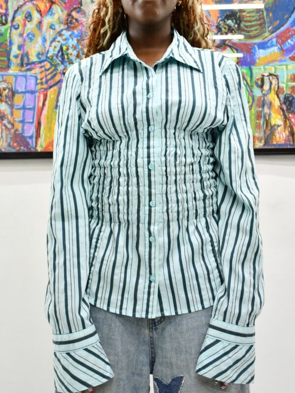 Cinched shirt
Medium - large